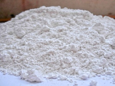 淀粉浆料中配入一定量提纯、改型、改性的膨润土，效果良好
