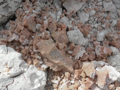 优质的膨润土原矿呈不规则致密的块状结构