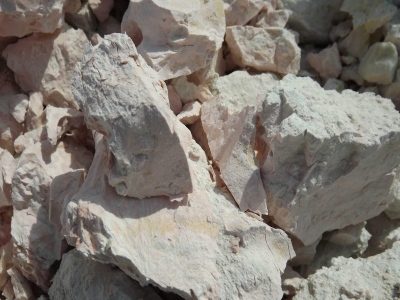 膨润土原矿的断裂面呈不规则的油脂光泽